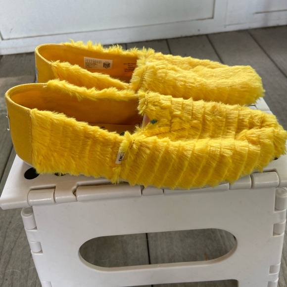 Special Limited Edition Tom’s x Sesame Street Big Bird Size 8 Shoes - Picture 7 of 10